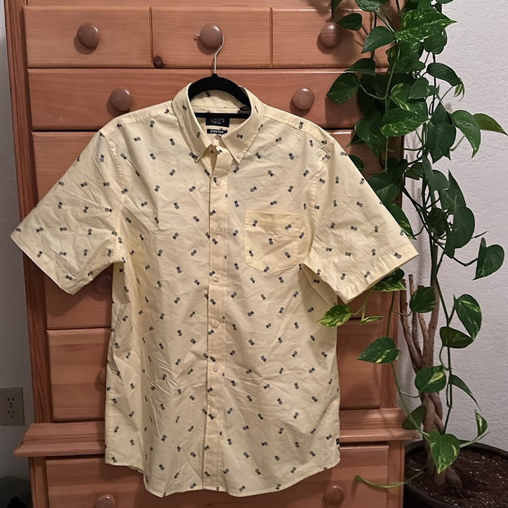 CHAPS pale yellow pineapple Medium button-down stretch short sleeve shirt NWT
